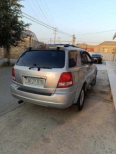 Kia: Kia Sorento, gümüşü rəng, 5 qapılı SUV. Xüsusiyyətlər:unvan bine — 5