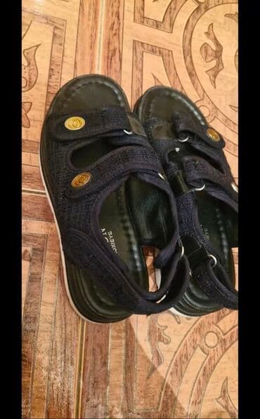 Çəkmələr: Basanoşka. Az geyinilib. 37-38 ölçüyə gedir. Çatdırılma Nəsimi m — 1