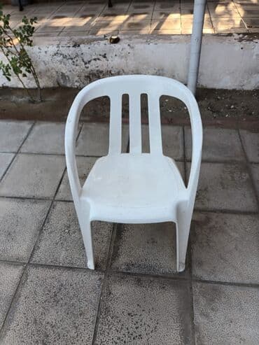 Masalar: Ağ rəngdə, yığcam dizayna malik plastik kreslo. Bu kreslo daxili və — 1