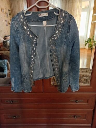 Джинсовый пиджак,красивый и стильный.р-р 36.в идеальном состоянии lalafo.az -da Джинсовый пиджак,красивый и стильный.р-р 36.в идеальном состоянии