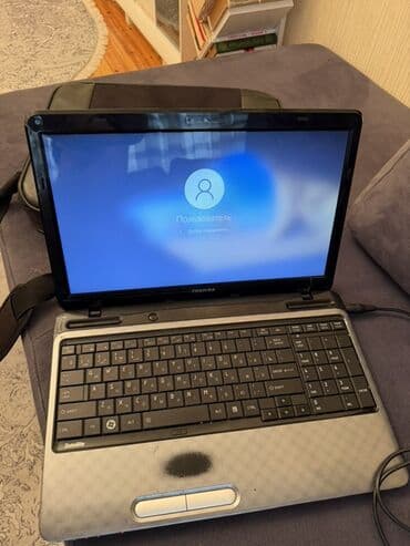 Toshiba Satellite noutbuk Xüsusiyyətlər: - Ekran: təxminən 15.6"