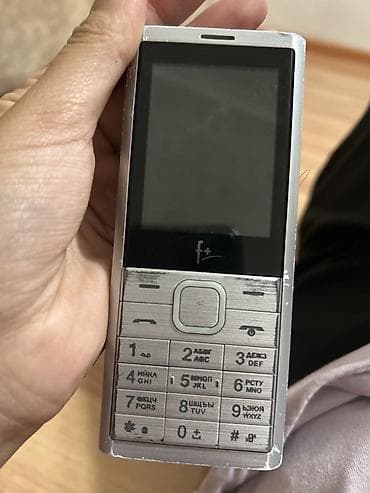 iphone x maks: F+ markalı düyməli mobil telefon. Gümüş rəngli, yığcam və incə korpusa — 1
