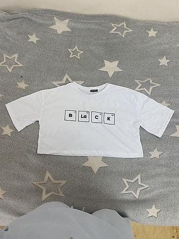 Ağ qısa top (crop) T‑şört. - Ön hissədə “BLACK” yazısı dövri cədvəl