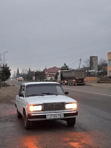 VAZ 2107, ağ rəng, sedan kuzov. - Mühərrik: benzin, arxa ötürücülü