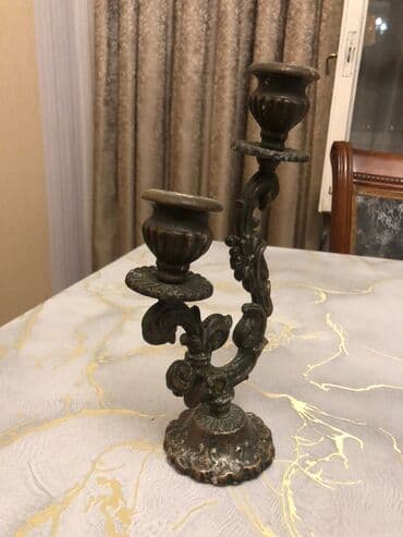 İki şamlı metal şamdan - Material: Döküm metal (bürünc tonlarında)