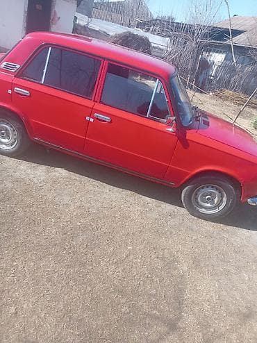 celiloglu babek elaqe nomresi: VAZ 2101 sedan – klassik sovet modeli, qırmızı rəngdə.ili 1982.qiymet — 2