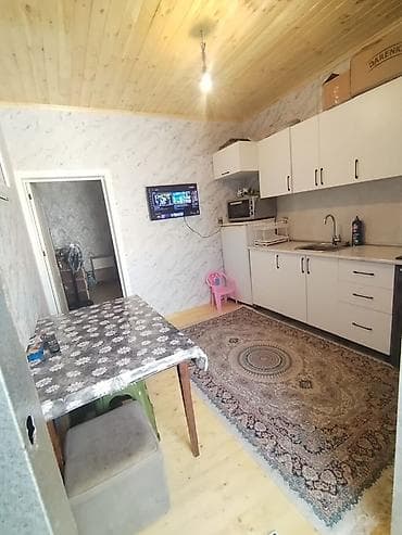 Binə zavod çörəyinin düz yanında yola yaxın əşyaları ilə birlikdə