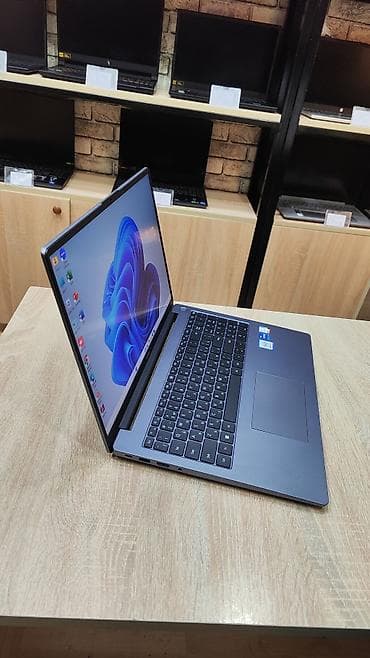 komputer notebook: Huawei Matebook D16 ​🧠 Prosessor (CPU): Intel Core i7-13700H ​💾 — 3