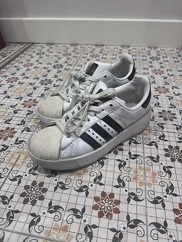 kedi: Adidas Superstar qadin idman ayaqqabısı - Model: Adidas Superstar — 2