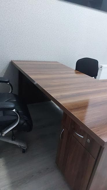 Мебель: Ofis mebel dəsti - L-şəkilli iş masası: Təbii qoz rəngində — 4