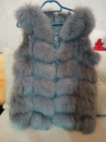 женские меховые жилеты: Boz rəngdə xəz jilet - Həcmli, yumşaq tüklü blok panellərdən ibarət — 1