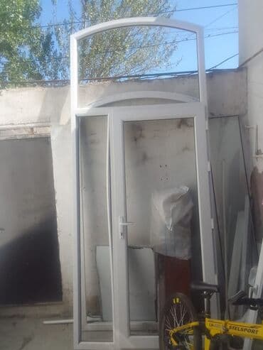 kodlu blok qapilari: Ağ rəngdə, yuxarı hissəsində qövsşəkilli əlavəsi olan plastik qapı. Ev — 1