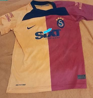 Galatasaray futbol forması, qısaqol dizaynda. Ön hissədə klubun