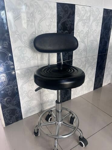 барные стулья со спинкой: Qara rəngdə, arxalı, təkərli, hündürlüyü tənzimlənən taburet — 2