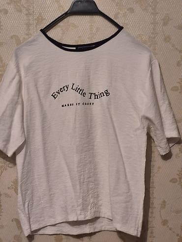maykalar: Qadın T-shirt - Rəng: ağ - Ön hissədə yazı: “Every Little Thing – — 1