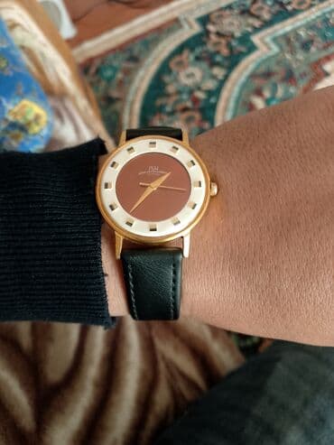 Klassik üslubda analoq qol saatı bu vezyetde luc her saat dusmur