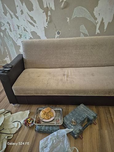 210: Divan – 3 nəfərlik, yumşaq oturacaq və arxalıq, qara rəngli süni dəri — 1