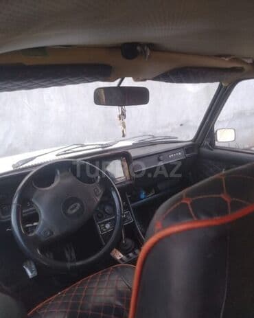 2107 oturacaqları: Ağ rəngli VAZ-2107 sedan avtomobili. Avtomobilin arxa hissəsində — 9