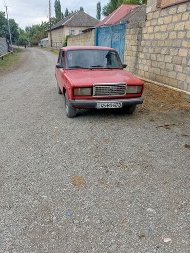 mtz 892.2: Lada 2107 modeli, qırmızı rəngdə sedan üslubunda, dörd qapılı və arxa — 2