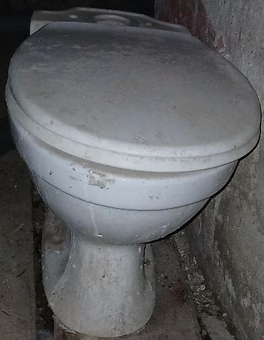 Unitaz (döşəməyə bərkidilən), keramikadan. - Klassik birgövdəli model