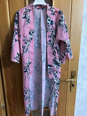 Ust geyimi yenidir. Geyinilmeyib. 36-38 razmere gedir