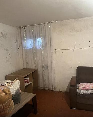 Qarajlar: Satılır: 1 otaqlı zirzəmi tipli sahə Xüsusiyyətlər: - Tek otaqlı — 6