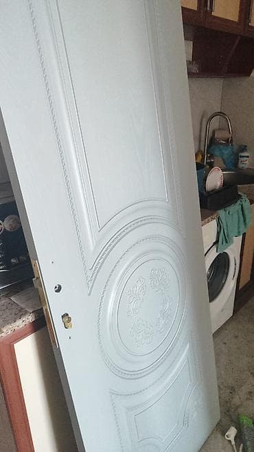 plastiq qapi: İki ədəd belə qapı var ölçüsü 2.05-- 0.76 çərçivəli təmiz öz ölçüsü — 3