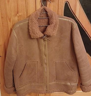 Təbii dəridən hazırlanmış klassik aviasiya üslubunda qış gödəkçəsi. -