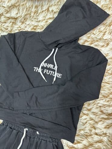 Qara rəngli iki hissəli idman dəsti - Üst: kapüşonlu, ön hissədə