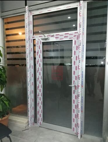 qapi ustu asmalar: Yana si̇yi̇rməli̇ plasti̇k və alümi̇ni̇um qapilar. Ara kəsmələr — 18