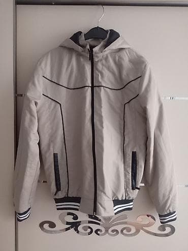 Kişi üçün kapüşonlu yüngül gödəkçə - Rəng: açıq bej, qara dekor lalafo.az -da Kişi üçün kapüşonlu yüngül gödəkçə - Rəng: açıq bej, qara dekor