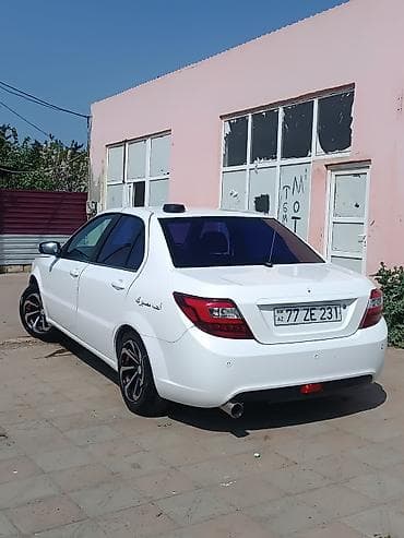 xrom diski: Ağ rəngli sedan, geniş kuzovlu və tam vizual tüninqli. Xüsusiyyətlər — 4