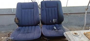 Avtomobillər üçün nəzərdə tutulmuş bir cüt tünd göy rəngli oturacaq