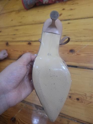Rəng: bej/nude pudra Ölçü: 39 1 defe geynilib ayagi sixir deye — 2