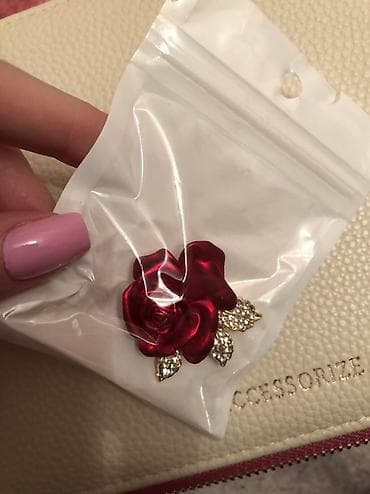 Qırmızı gül formalı bross Həzi Aslanov metrosunun yanında, 245 nömrəli — 3