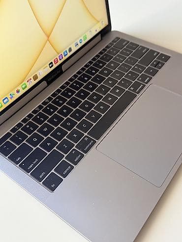 macbook pro 2017: Apple MacBook Pro 13" (Space Gray) - Ekran: 13.3" Retina, yüksək — 3