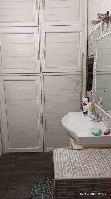 2 otaqlı mənzil vasitəçisiz: Binəqədi rayonu,6-cı mkr,5 mərtəbəli binanın,1-ci mərtəbəsində, 2 — 6