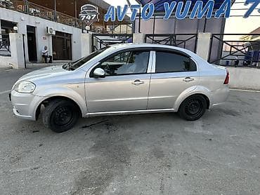 masin bazari oluxana: Satılır: gümüşü rəngli kompakt sedan Mühüm xüsusiyyətlər: - Kuzov: 4 — 1