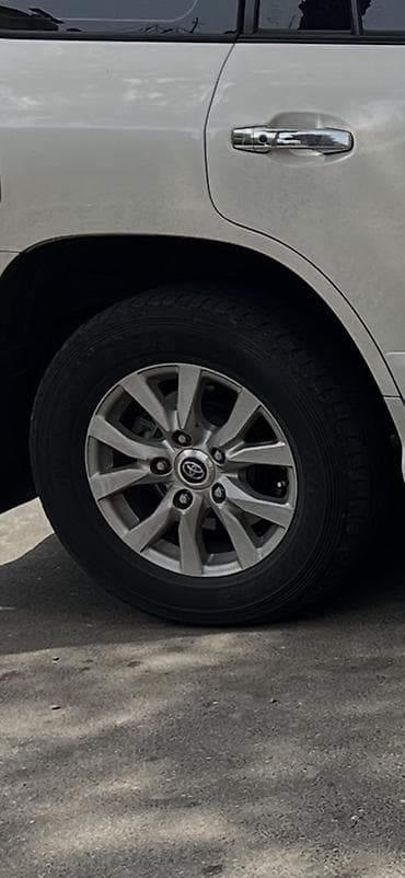 avtomobil barter: Toyota orijinal yüngül lehimli disk və şin komplekti. - Disk: Toyota — 2