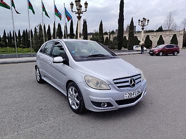 Mercedes-Benz B-Class, gümüşü rəngli kompakt hetçbek. Xarici