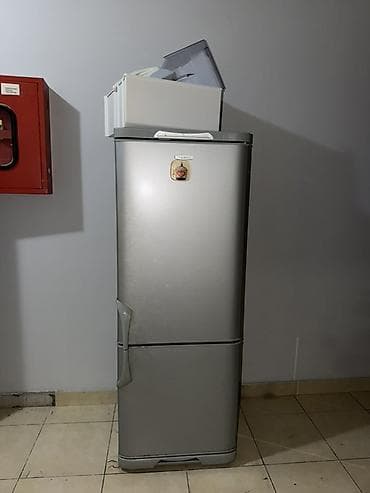 İki bölməli soyuducu 2ci əl satılır. Soyuducu gümüşü rəngdədir və