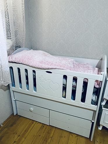 Oğlan və qız üçün, Dördbucaq, Beşik, Matras ilə, Yellənmə mexanizm ilə