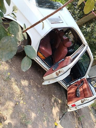 ремонт сидений авто: Model: QAZ Volqa (sedan, ağ rəng) Kuzov: 4 qapı, xrom bamperlər — 2