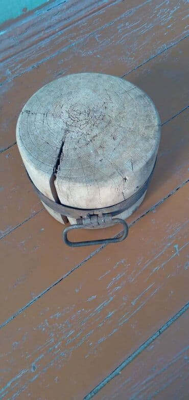 KÖTÜK, diametri 22 sm, hündürlüyü 17 smdir. Dəmirdən tutan qulpu var