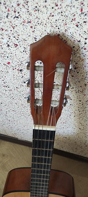 gitara aksesuar: Klassik akustik gitara – LoMed modeli (etiketdə “LoMed model: L16” — 6