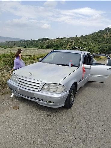 Mercedes-Benz C 180: 1.8 l | 1995 il Sedan