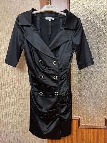 Baş geyimləri: Qara atlas effektli qadın paltarı – “ADE SİNU” etiketli - Dizayn — 1