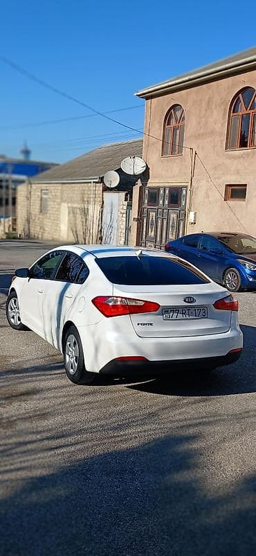 kia clarus: Kia Forte sedan – ağ rəng, 4 qapı, AZ dövlət nömrə nişanı 77-RT-173 — 4