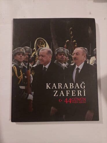 Müxtəlif tarix kitabları. Kitabların qiymətləri müxtəlifdir. Votsapa