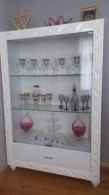 2 ton: Ağ rəngdə dəst mebel – qonaq otağı üçün Tərkib: - Şkaf-vitrin: 3 şüşə — 1